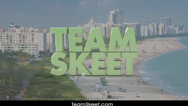 Молодая жена изменила супругу с садовником во дворе