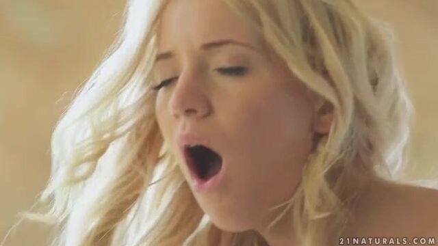 Романтичная пара ебется на полу в просторном зале