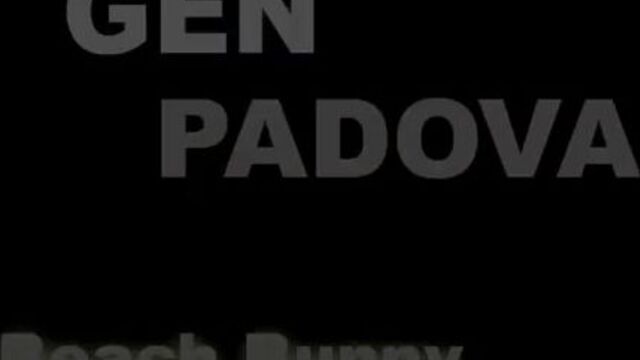 Эротичная дама медленно стягивает купальник и поглаживает выбритый лобок