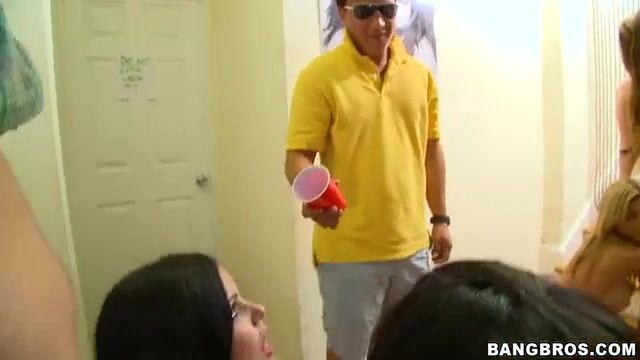 Грудастые бабы страстно отсосали и дали кончить на дойки