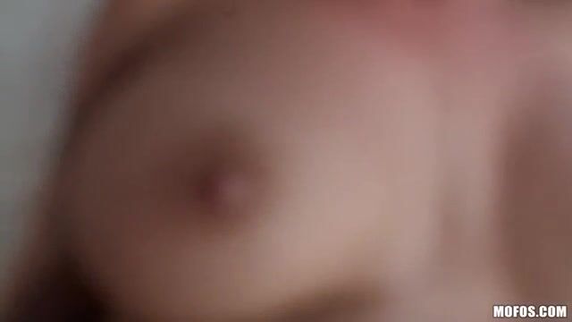 Проказник ебет в задницу жену приятеля и кончает на животик