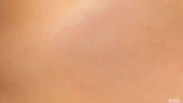 Молодая шлюшка в клетчатых чулках эротично разводит половые губы