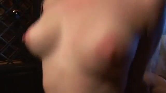 Мокрая дама с натуральными титьками ублажает партнера в кресле