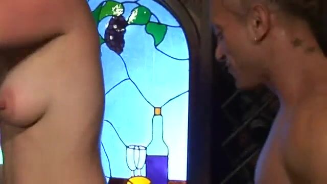 Мокрая дама с натуральными титьками ублажает партнера в кресле