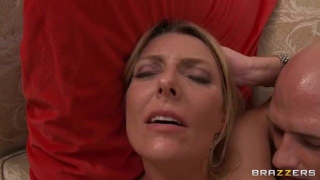 Лысый злодей ебет стоя новую подругу