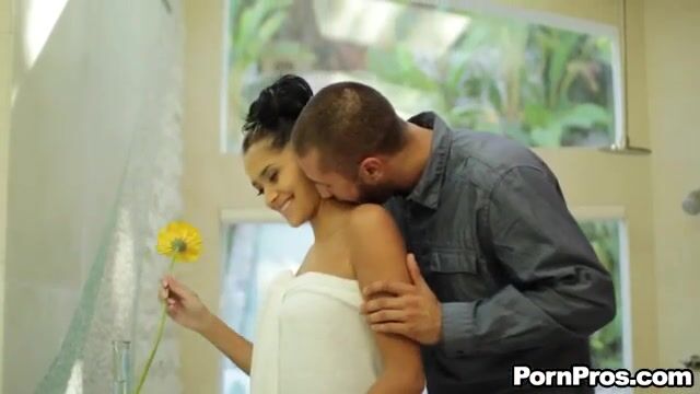 Эротичная пара занимается любовью в тихой домашней обстановке