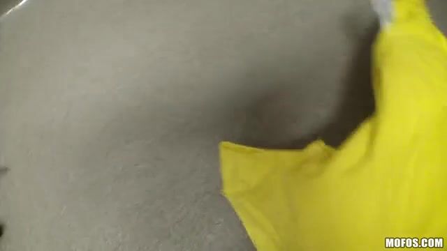 Сладкая девушка с небритым лобком растягивает письку на длинном члене