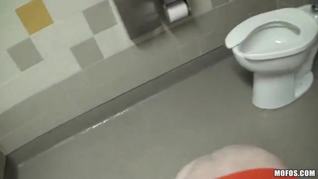 Сладкая девушка с небритым лобком растягивает письку на длинном члене