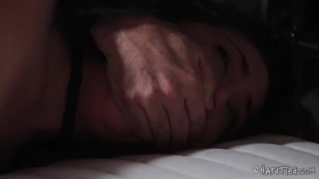 Грубая дрочка помогает молодухе классно спустить