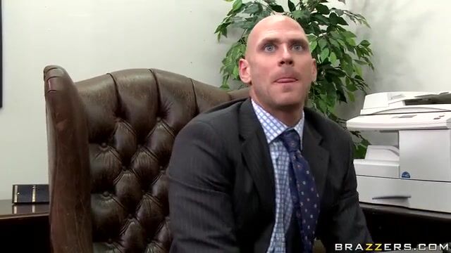 Лысый босс трахает секретаршу в рот и облизывает письку