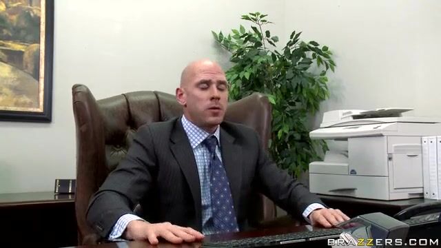 Лысый босс трахает секретаршу в рот и облизывает письку