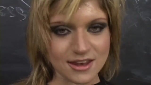 Учительница делает студентам минет и проглатывает сперму