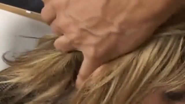 Учительница делает студентам минет и проглатывает сперму