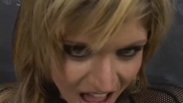 Учительница делает студентам минет и проглатывает сперму