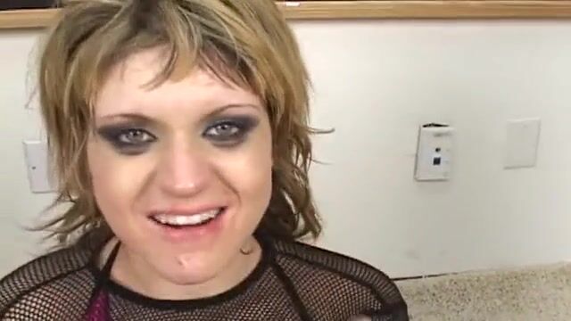 Учительница делает студентам минет и проглатывает сперму