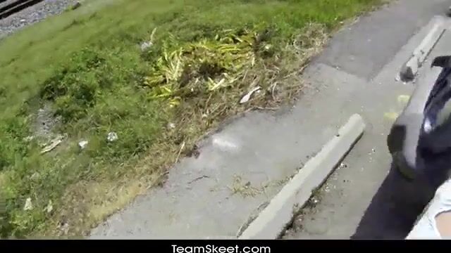 Голодная до хуев красотка отсасывает на улице