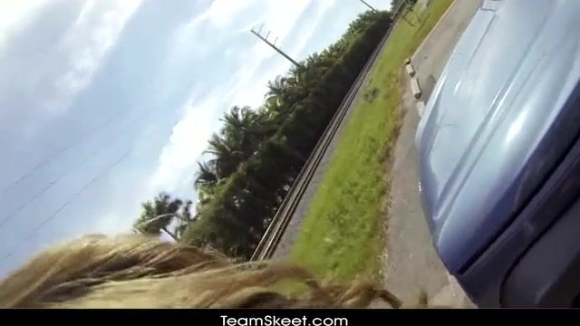 Голодная до хуев красотка отсасывает на улице