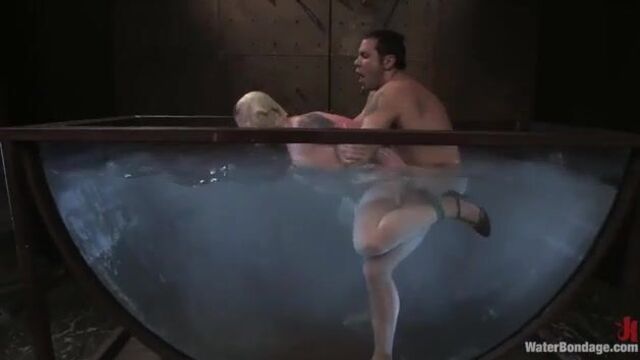 Послушная телочка сосет и трахается в воде