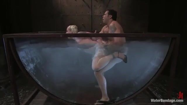 Послушная телочка сосет и трахается в воде