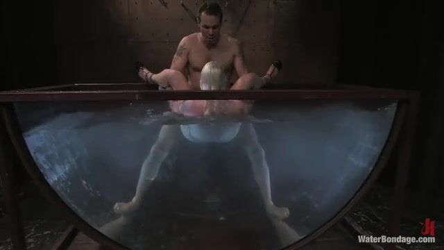 Послушная телочка сосет и трахается в воде