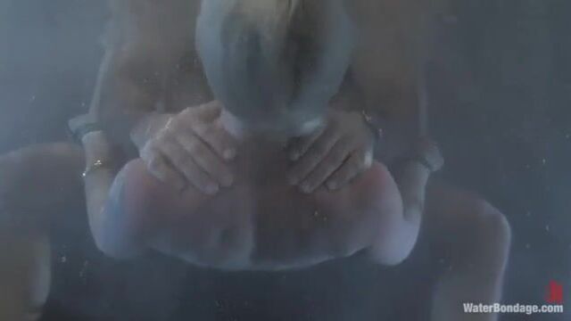 Послушная телочка сосет и трахается в воде