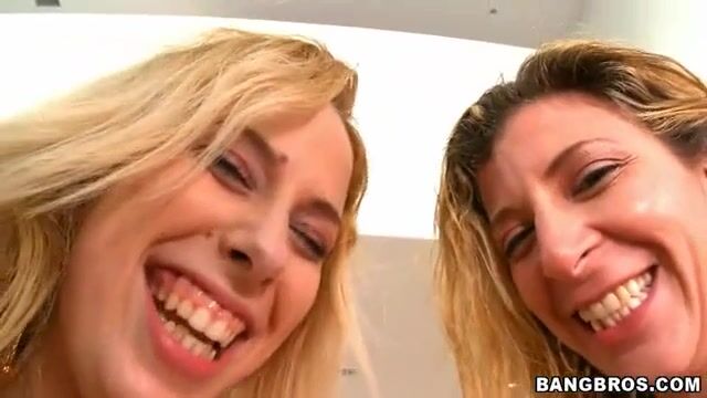 Дочка и мамка отсасывают хуй очкастому любовнику