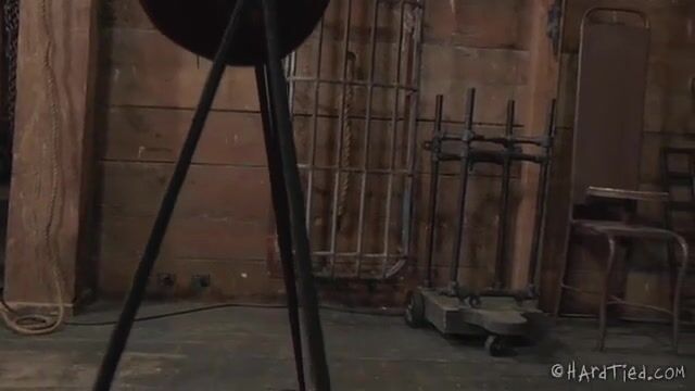 Связанная рабыня без нижнего белья подвергается сексуальным унижениям