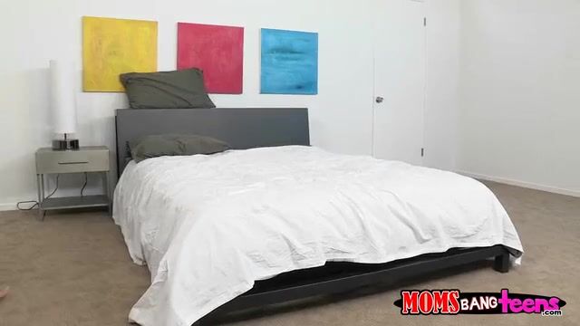 Похотливая мамочка отсасывает сыну и пожирает сперму