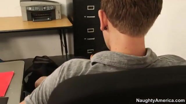 Озабоченный подчиненный раздел зрелую начальницу и вылизал между ног