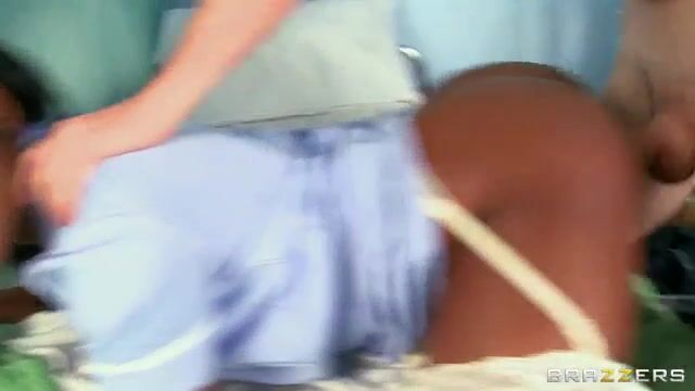 Чернокожая медсестра покорно развела ноги перед белым пациентом