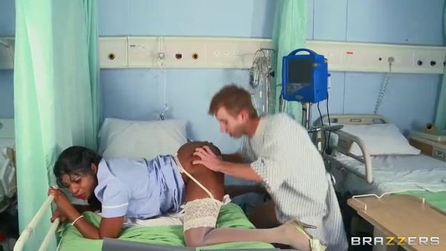 Чернокожая медсестра покорно развела ноги перед белым пациентом