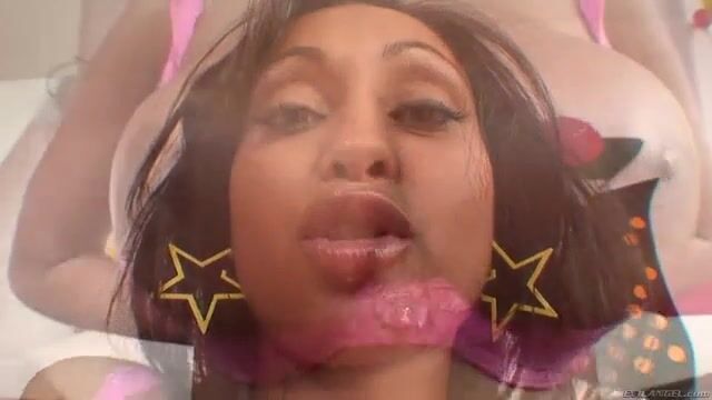 Смуглая баба с карими глазами облизывает пенис и дрочит силиконовыми сиськами