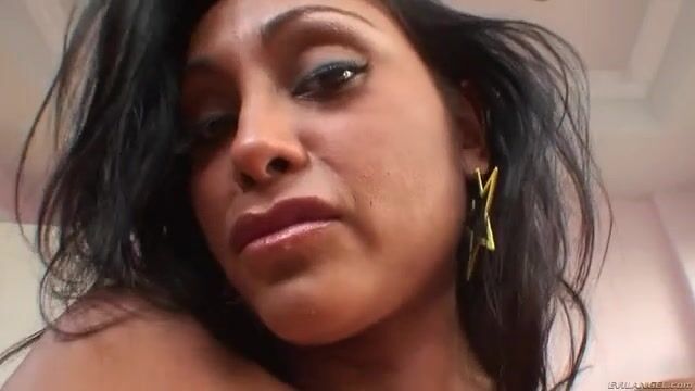 Смуглая баба с карими глазами облизывает пенис и дрочит силиконовыми сиськами