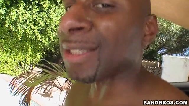 Чернокожий развратник выебал блондинку в письку и накормил спермой