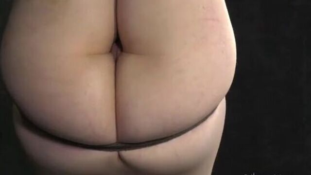 Госпожа подвесила голую рабыню и отшлепала указкой