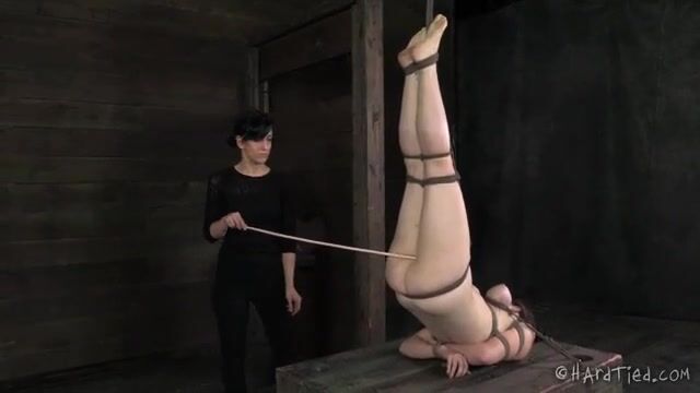 Госпожа подвесила голую рабыню и отшлепала указкой