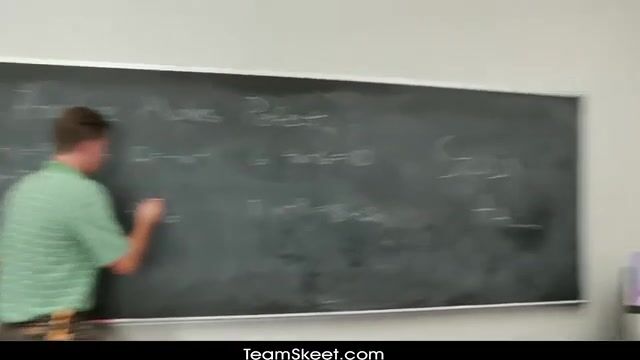 Секс с молодым учителем понравился распутной студентке