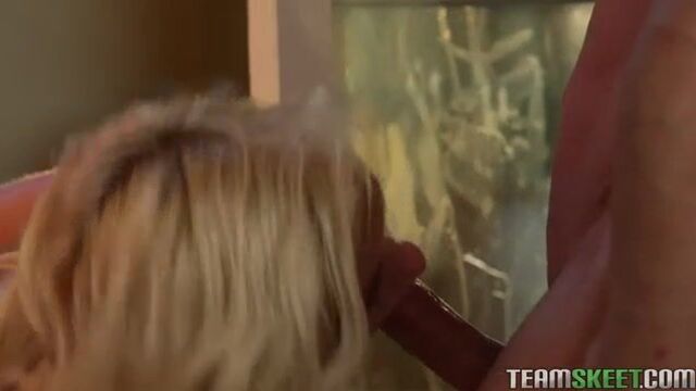 Молодая стерва дрочит пизденку на балконе и отдается на диване