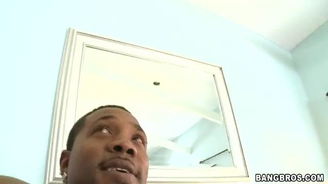 Студентка с большими сосками бодро сосет огромные черные члены