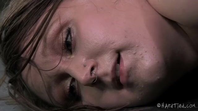 Господин в кепке дрочит дырку связанной рабыне