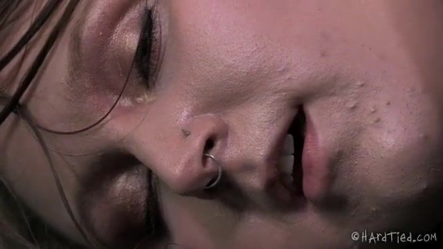 Господин в кепке дрочит дырку связанной рабыне