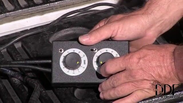 Классный трахательный станок помог блондинке классно спустить