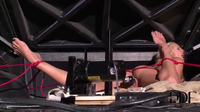 Классный трахательный станок помог блондинке классно спустить