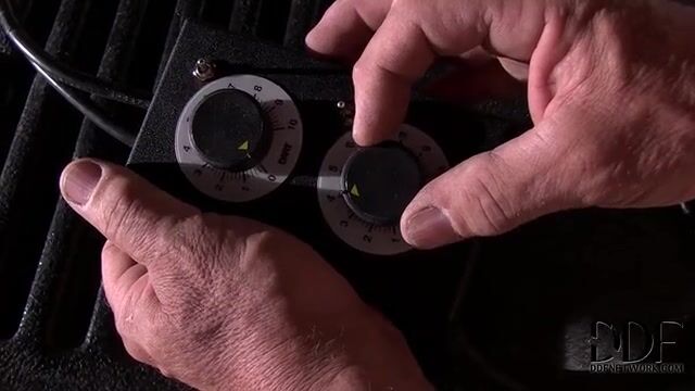 Классный трахательный станок помог блондинке классно спустить