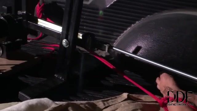 Классный трахательный станок помог блондинке классно спустить