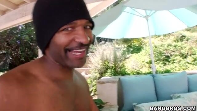 Романтичная леди с голубыми глазами нежно играет с хуем негра