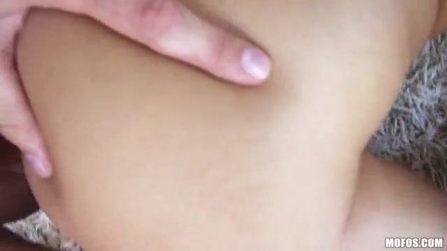 Любовница без нижнего белья отсасывает хуй и встает на четвереньки