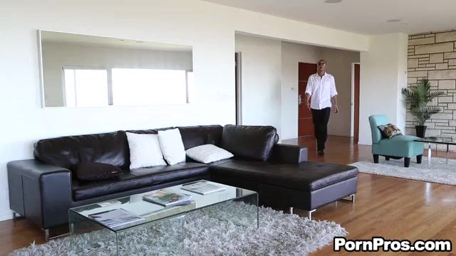 Горничная в униформе отсасывает хозяину и подставляет сырую киску