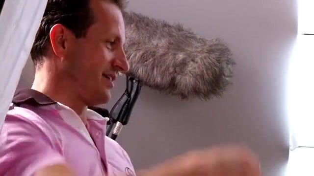 Блондинка растягивает пизду на члене коллеги по работе