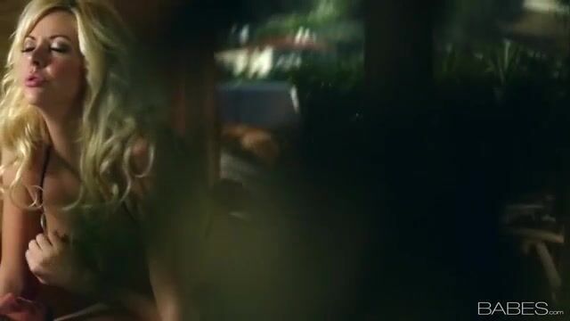 Красивая баба с шикарными дойкам и классно скачет на хую